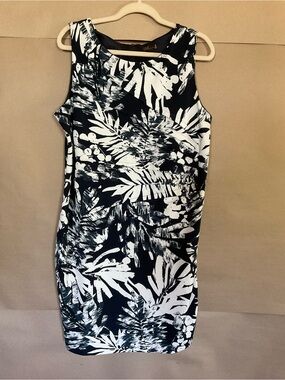 I LE Sleeveless Navy Blue & White Tropical Sheath Dress. Size 16. Midi length